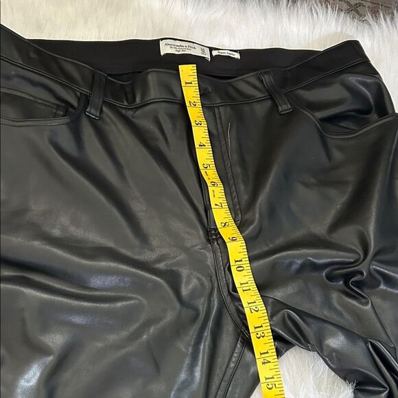 PantsAbercrombie & Fitch Curve Love Vegan Leather Cargo 90s Relaxed Pants - Picture 9 of 12